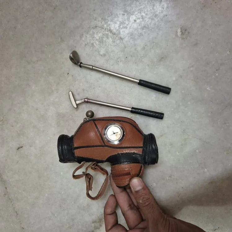 Mini Leather Golf Bag Desk Clock with Two Clubs — Home Decor prop for rent in Delhi NCR